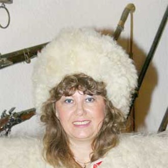Я родилась донской казачкой, В степи привольной жизнь вела, Но лейтенанта полюбила – Дорога в дальний путь легла. Ираида Мордовина
